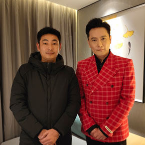 張信哲與經(jīng)紀人李志合影 張信哲與經(jīng)紀人李志合影